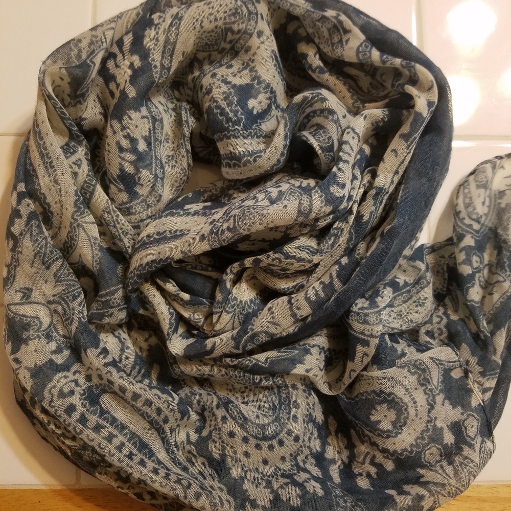 2/$8 - Bundle and Save 💛  scarf - blue and cream